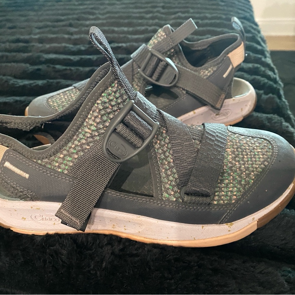 Chaco women’s Gray Sandals